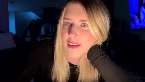 Ava online show from April 21, 2026, 10:56 pm