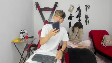 Lily and Lina online show from December 5, 2025, 12:14 pm