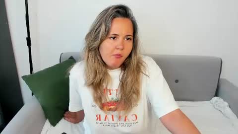 Snapshot of lily_bel chatting on June 10, 2026, 1:06 am Lily online show from June 10, 2026, 1:06 am