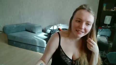 Lily dollyx online show from April 17, 2026, 7:22 am
