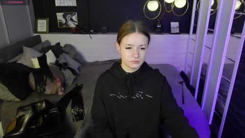 Lily online show from March 6, 2025, 7:47 am