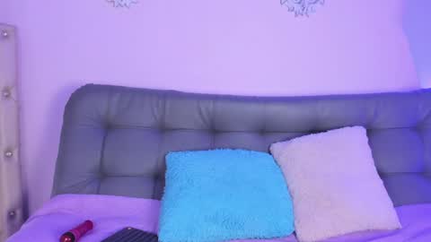 lily_rose0 online show from April 5, 2026, 9:12 pm