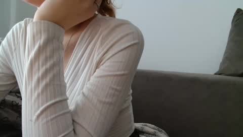 small lily online show from April 23, 2026, 4:09 pm