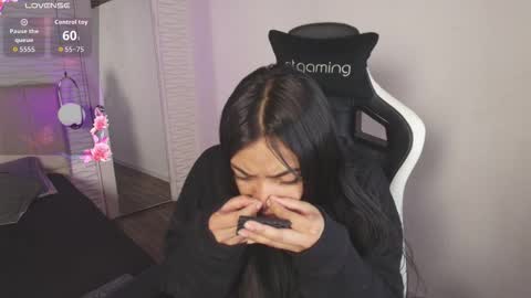 lily_waist online show from November 1, 2025, 11:12 am