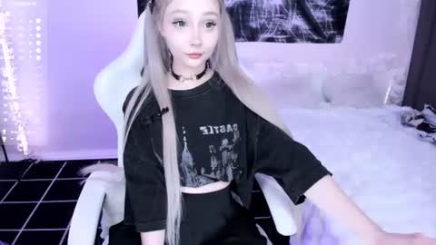 Snapshot of lily_weep chatting on June 12, 2026, 12:42 am Lily online show from June 12, 2026, 12:42 am