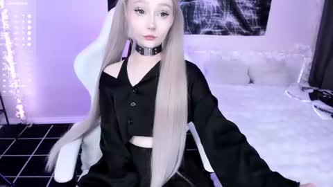 Snapshot of lily_weep chatting on June 17, 2026, 12:35 am Lily online show from June 17, 2026, 12:35 am