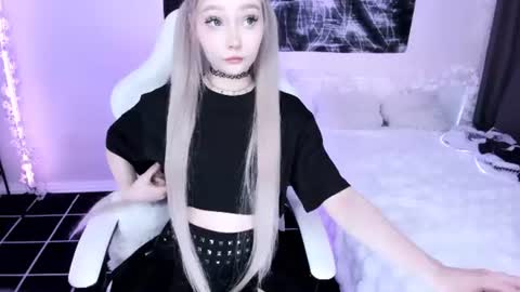Snapshot of lily_weep chatting on June 18, 2026, 12:00 am Lily online show from June 18, 2026, 12:00 am