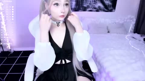 Snapshot of lily_weep chatting on June 19, 2026, 12:59 am Lily online show from June 19, 2026, 12:59 am