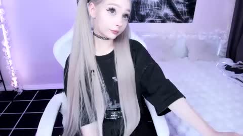 Snapshot of lily_weep chatting on June 24, 2026, 2:32 am Lily online show from June 24, 2026, 2:32 am