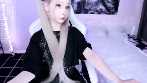 Snapshot of lily_weep chatting on July 14, 2026, 10:26 pm Lily online show from July 14, 2026, 10:26 pm