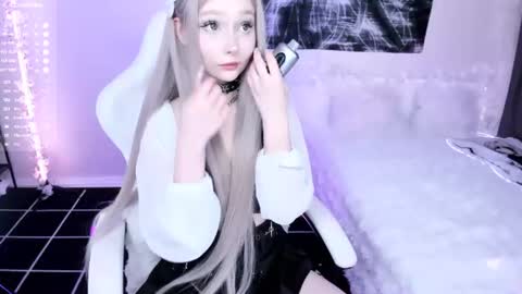 Snapshot of lily_weep chatting on July 28, 2026, 9:36 pm Lily online show from July 28, 2026, 9:36 pm