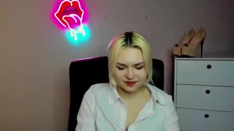 Lily online show from March 16, 2026, 2:43 pm