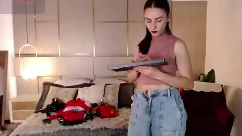 Lina online show from September 23, 2025, 8:01 pm