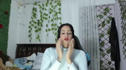 paola online show from March 9, 2025, 1:25 am