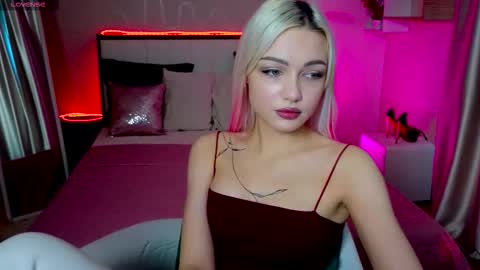 I am Lina online show from November 7, 2025, 2:06 pm