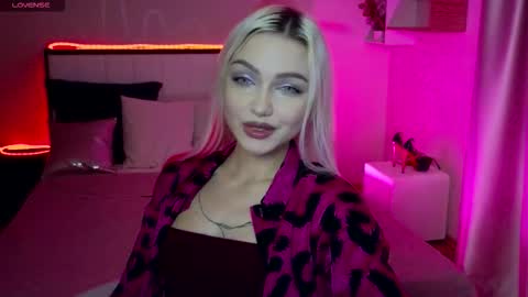 I am Lina online show from November 12, 2025, 2:17 pm