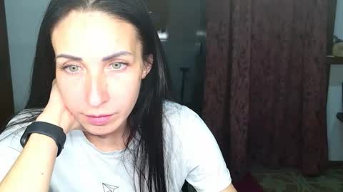 LinaLivee online show from November 4, 2025, 4:50 pm