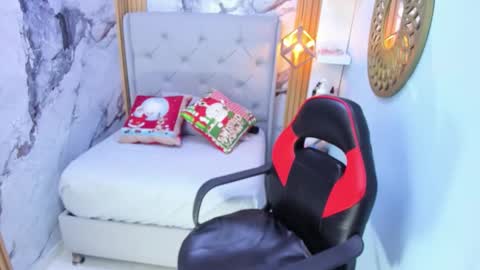 L I N A  online show from December 1, 2025, 11:10 pm