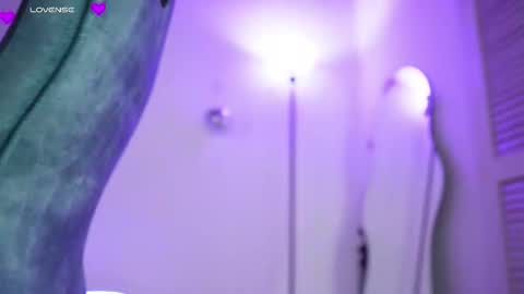 Lincy Rios  online show from November 21, 2025, 5:11 pm