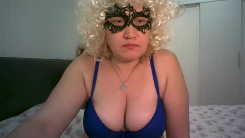 LindaXSmile online show from February 18, 2025, 8:25 pm