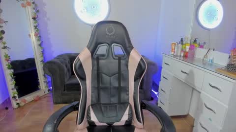 Lindsay    online show from December 27, 2024, 11:31 pm