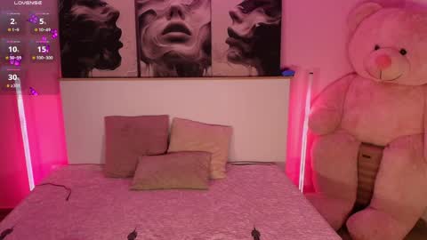 Snapshot of lindseycoxx chatting on June 5, 2026, 12:17 am Lin online show from June 5, 2026, 12:17 am