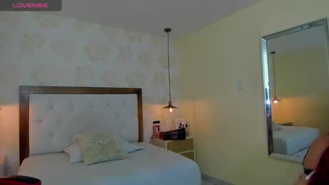  L I N Z I online show from November 16, 2025, 12:33 pm