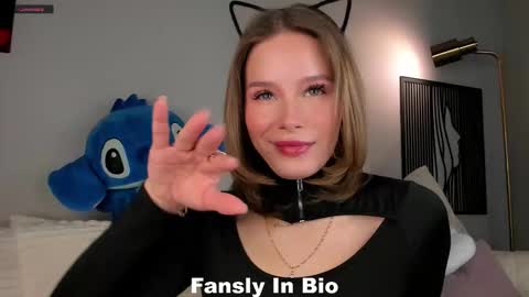 Lina online show from October 19, 2025, 1:06 am