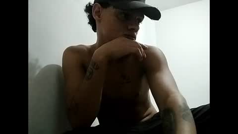 Snapshot of liroy_demon chatting on August 5, 2026, 12:24 am liroy_demon online show from August 5, 2026, 12:24 am