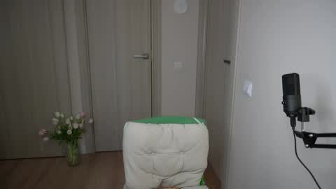 lisa_graham online show from October 21, 2025, 4:24 am