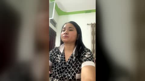 lisa_hanw online show from April 20, 2026, 3:37 pm