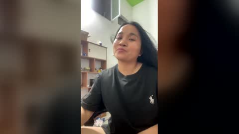 lisa_hanw online show from April 21, 2026, 3:28 pm