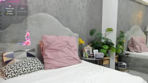 lisacroft online show from April 9, 2026, 4:23 am