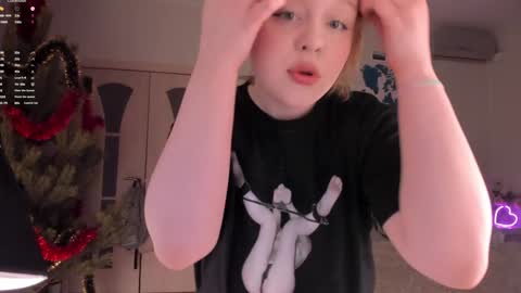 Snapshot of lisalaas chatting on January 1, 2025, 12:33 pm -Lisa- Help me to reach 100 thumbs up3 online show from January 1, 2025, 12:33 pm