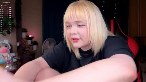 Snapshot of lisalaas chatting on October 12, 2025, 8:52 pm -Lisa- Help me to reach 100 thumbs up3 online show from October 12, 2025, 8:52 pm