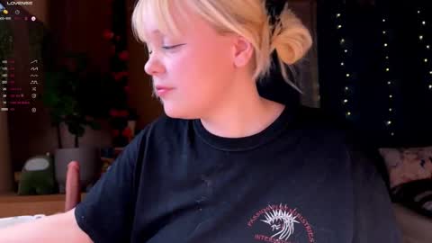 Snapshot of lisalaas chatting on December 14, 2025, 2:55 pm -Lisa- Help me to reach 100 thumbs up3 online show from December 14, 2025, 2:55 pm