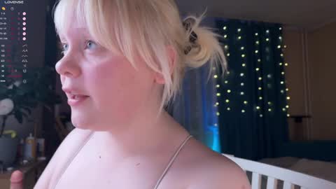 -Lisa- Help me to reach 100 thumbs up3 online show from April 5, 2026, 8:28 pm