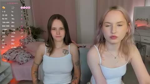 Snapshot of lisaluve chatting on June 11, 2026, 12:32 am Lisa blonde Alisa brunette online show from June 11, 2026, 12:32 am