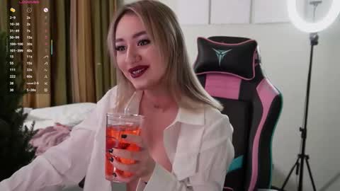   LISA   online show from December 16, 2025, 3:28 pm