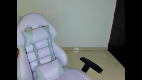 Snapshot of litlle_danni chatting on December 17, 2024, 2:44 am Danni online show from December 17, 2024, 2:44 am