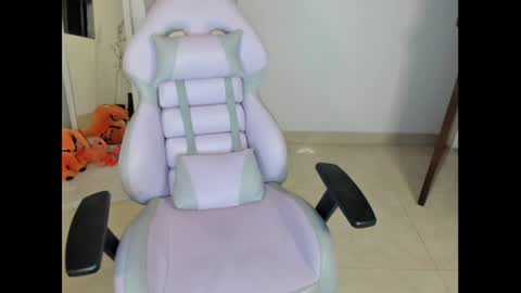 Snapshot of litlle_danni chatting on December 23, 2024, 1:40 am Danni online show from December 23, 2024, 1:40 am