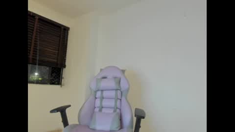 Snapshot of litlle_danni chatting on February 23, 2025, 12:08 am Danni online show from February 23, 2025, 12:08 am