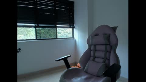 Snapshot of litlle_danni chatting on February 26, 2025, 9:48 pm Danni online show from February 26, 2025, 9:48 pm