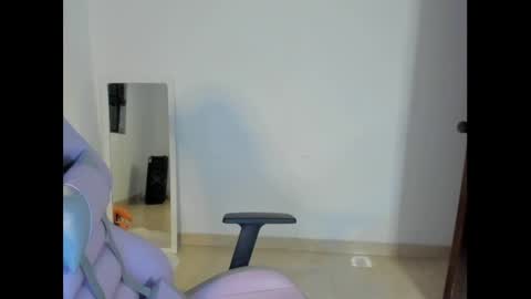 Snapshot of litlle_danni chatting on February 28, 2025, 1:05 am Danni online show from February 28, 2025, 1:05 am