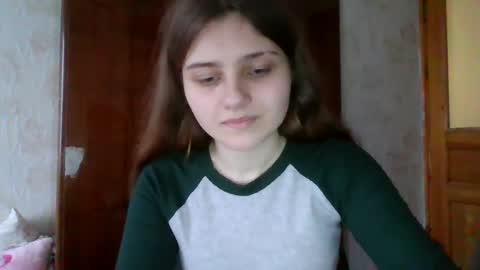little_shygirl_ online show from January 24, 2025, 11:48 am