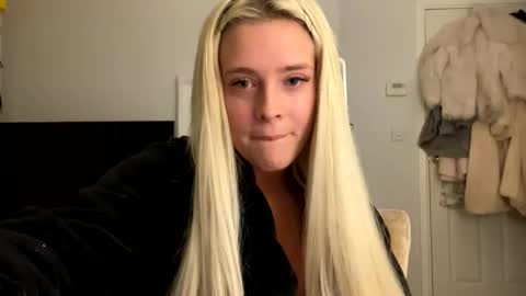 Littleblonde010 online show from November 14, 2025, 8:29 pm