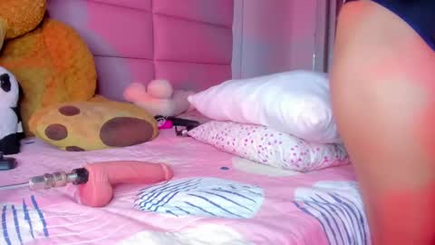 littlee_emma_ online show from March 5, 2025, 4:34 am