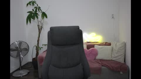 littlestellaspark online show from September 25, 2025, 12:42 pm