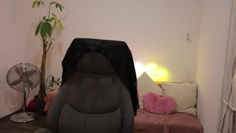 littlestellaspark online show from November 23, 2025, 6:19 pm