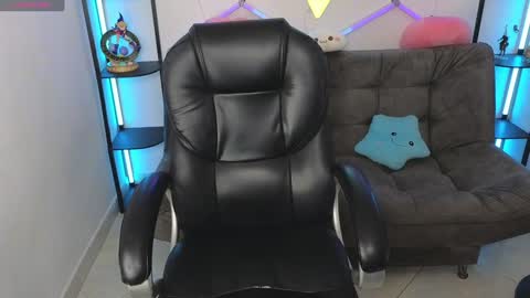 littlevixen18 online show from December 20, 2024, 8:12 pm